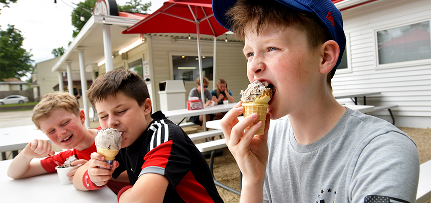 Kids eating ice cream